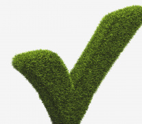 Ein grüner Haken symbolisiert unsere Umweltzertifizierung und Einhaltung weiterer internationaler Qualitätsstandards.