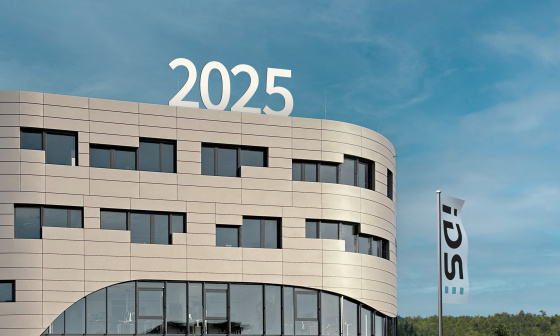 IDS Gebäude in Obersulm mit IDS-Flagge und der Jahreszahl 2025.