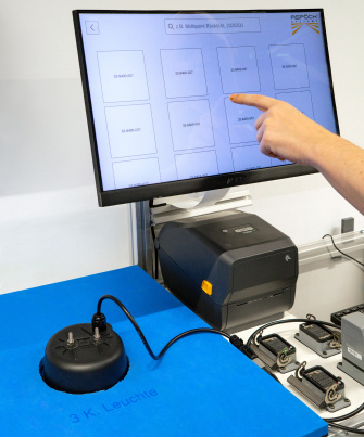Arbeitsplatz mit Touchscreen, auf dem Prüfergebisse angezeigt werden