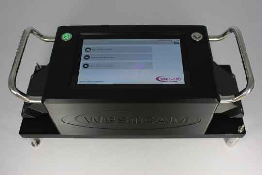 WESTCAM-Gerät mit Touchscreen, grünem Power-Knopf und Metallgriffen