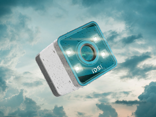 IDS ToF Kamera Nion mit Wassertropfen vor wolkigem Himmel