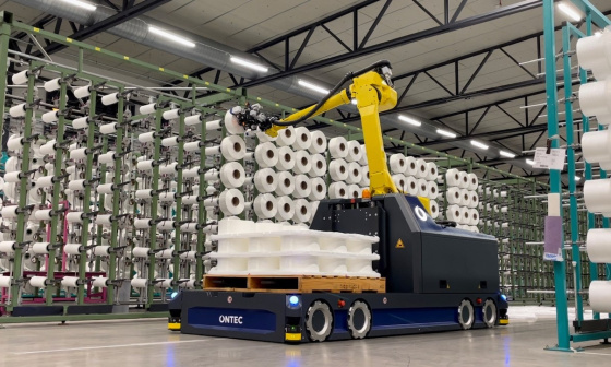 Autonom fahrendes Robotik-Assistenzsystem mit Ensenso 3 D-Kamera ermöglicht die automatisierte Bestückung von Gattern mit Garnspulen.