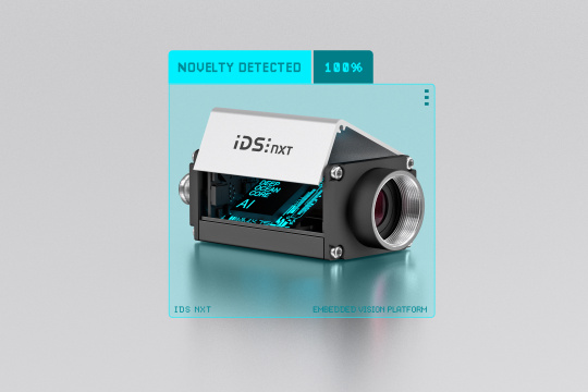 IDS NXT mit offenem Gehäuse, darin in Neonschrift "AI". Kamera in einem blauen Rahmen und dem Schriftzug "novelty detected 100%"