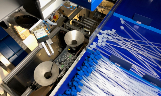 Ein Roboter sortiert mithilfe einer Ensenso 3D Kamera Katheder mit blauen und weißen Aufsätzen.