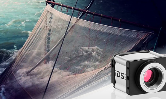 Ein Fischernetz im Meer, im Vordergrund eine IDS Industriekamera.