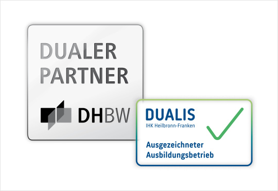Siegel "Ausgezeichneter Ausbildungsbetrieb" von "DUALIS" und das Siegel für "Dualer Partner" von der DHBW.