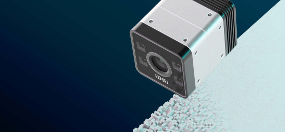 IDS iTof 3D-Kamera vor einem Hintergrund mit dreidimensionalen Erhebungen.