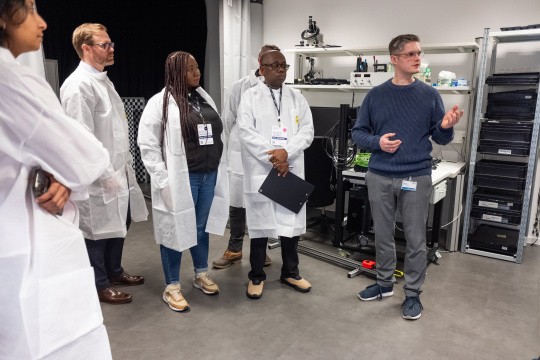 MIT REAP‑Delegation bei der Besichtigung des Optik‑Labors von IDS.