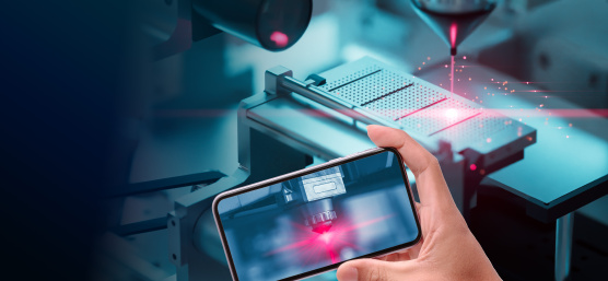 Smartphone zeigt von IDS-Kamera überwachten Laserschneideprozess.