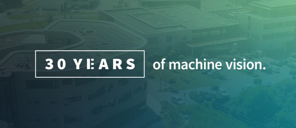 Grau-grüner Farbverlauf mit Aufschrift: 30 years of machine vision