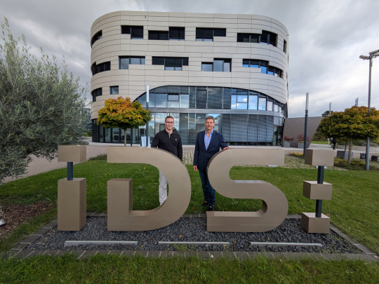 Preisträger Jonas Gaißer und Professor Dr. Ing. Heiko Thimm vor dem IDS Firmengebäude