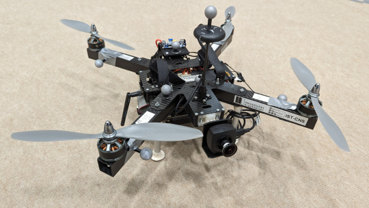 Quadcopter, ausgestattet mit USB 3 uEye LE-Kamera