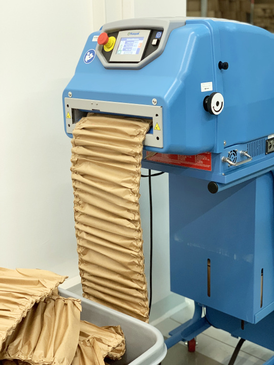 Verpackungsmaschine erzeugt flexiblen, umweltfreundlichen Füllstoff aus Papier