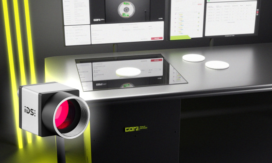 COMI Label Reader (Tisch-Scanner), 3 gelbe Leuchtstreifen, vorne uEye Kamera