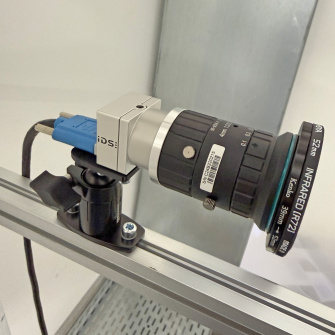 IDS Industriekamera mit großem Objektiv und NIR-Filter auf einem Aluminiumprofil