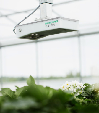 PlantEye 3D-Scanner fährt über ein Pflanzenbeet