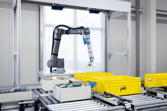 Der Roboter greift unbekannte Produkte aus Schüttgut und legt sie im Zielbehälter ab - je nach Greifobjekt 300-500 Teile/h