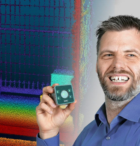 IDS Produktmanager Patrick Schick mit Nion 3D-Kamera und Punktewolke.