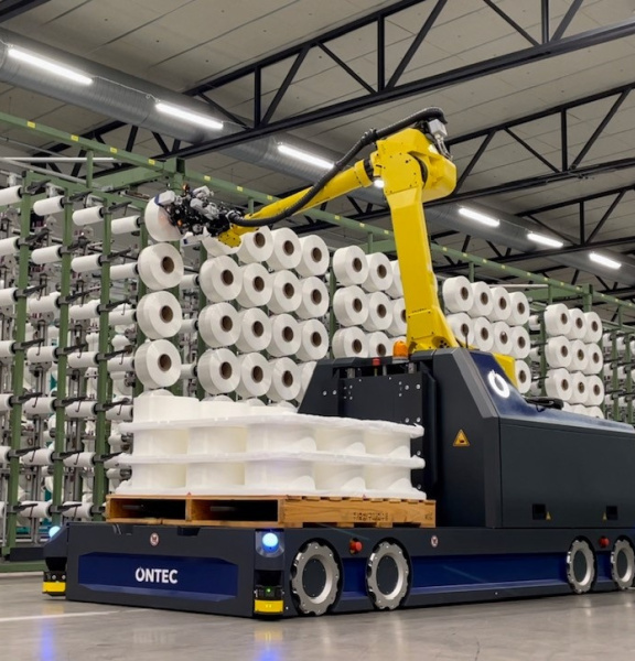 Autonom fahrendes Robotik-Assistenzsystem mit Ensenso 3 D-Kamera ermöglicht die automatisierte Bestückung von Gattern mit Garnspulen.