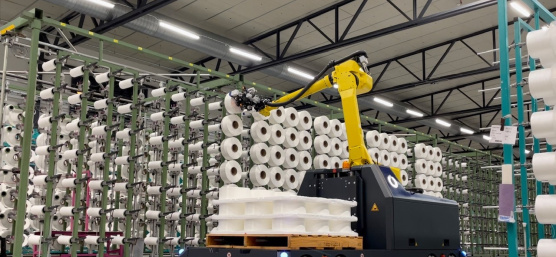 Autonom fahrendes Robotik-Assistenzsystem mit Ensenso 3 D-Kamera ermöglicht die automatisierte Bestückung von Gattern mit Garnspulen.