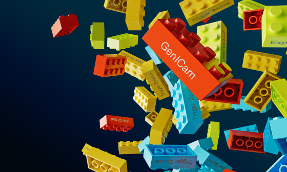 Bunte Legosteine mit Beschriftung lose vor dunklem Hintergrund.