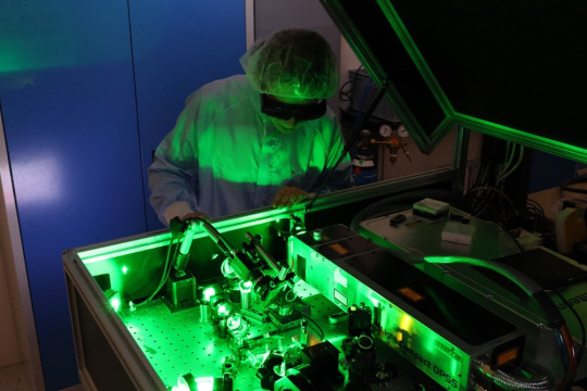 Eine Person überprüft ein Lasersystem