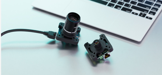 2 uEye SLE Einplatinenkameras mit unterschiedlichen Optiken vor Laptop im Anschnitt