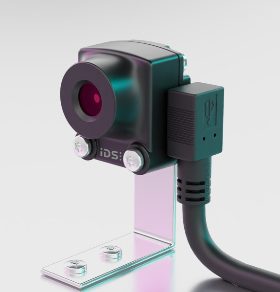 Schwarze uEye XS Kamera am silbernen Stativ, seitlich mit Kabel verbunden.