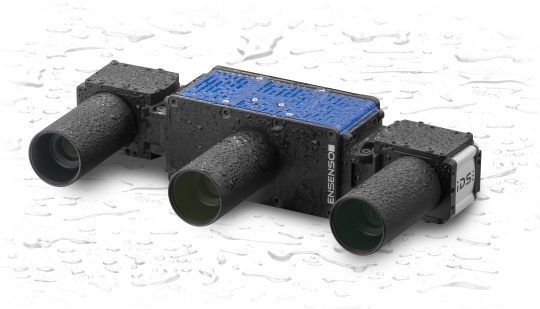 IDS 3D-Kamera der Ensenso X-Serie mit Wassertropfen.