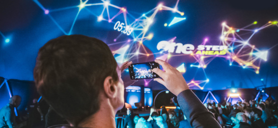 Ein Mann nimmt auf dem Startup-Event Slush'D ein Bild mit seinem Handy auf.