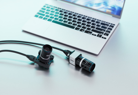 2 Modellvarianten der uEye-Live-Serie vor Notebook