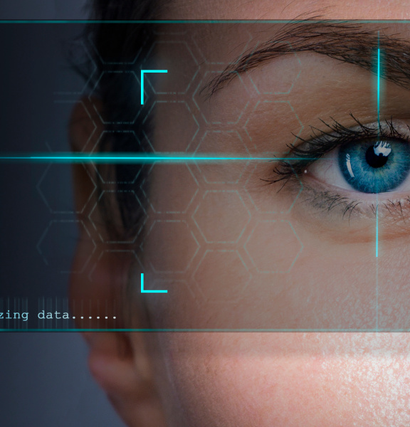 Menschliches Auge im Sichtfeld einer Kamera mit Text „analyzing data“.