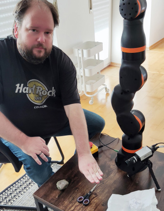 Roboter spielt "Schere, Stein, Papier"