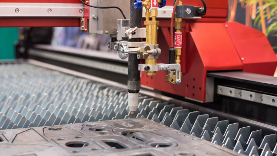 Laserschneidanlage bearbeitet Metallteile auf automatisierter Fertigungslinie
