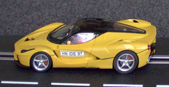 Gelbes Spielzeugauto