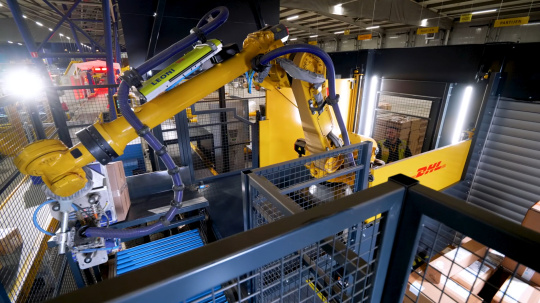 Roboterarm bei der Entladung einer Palette
