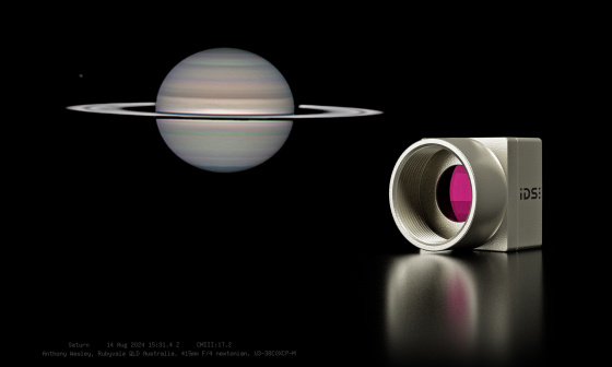 uEye XCP Industriekamera mit Teleskopaufnahme des Saturn im Hintergrund