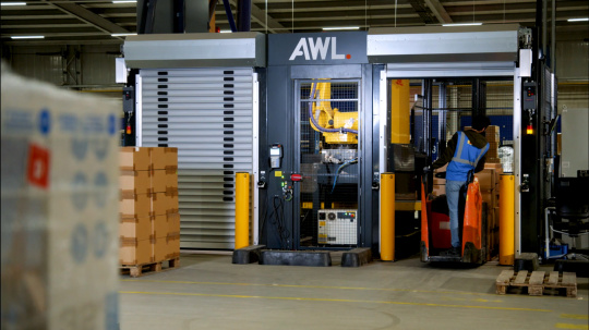 Pakete vor der Depalettierung durch AWL Robotersystem
