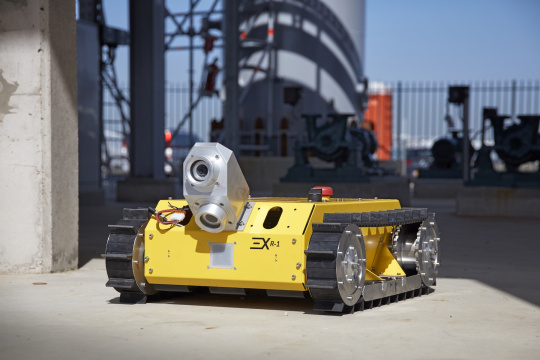 Gelber Roboter namens ExR-1