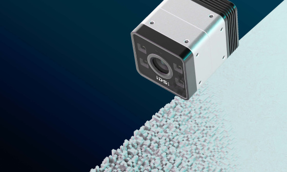 IDS iTof 3D-Kamera vor einem Hintergrund mit dreidimensionalen Erhebungen.