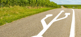 Straße mit Pfeilmarkierung im Sommer.