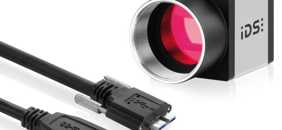 Vor uEye Kamera befinden sich 2 Kabel USB 3.0 Mico B Stecker