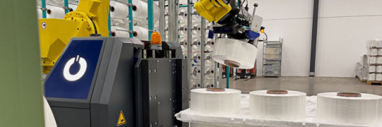 Anlage von großen Rollen mit einem Roboter.