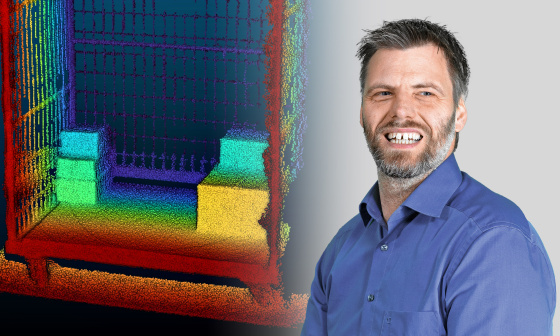 Freudestrahlender Produktmanager hält Nion-3D-Kamera in der Hand, im Hintergrund Punktwolke