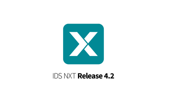 IDS NXT Logo: Weißes X auf farbigem IDS-Hintergrund, Release Version 4.2