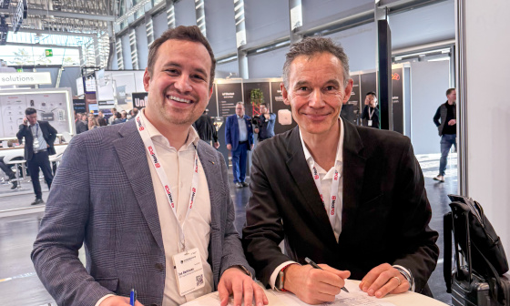 Jan Hartmann und Jean Ferré bei Vertragsunterzeichnung