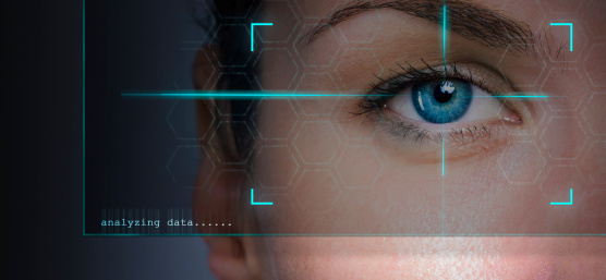 Menschliches Auge im Sichtfeld einer Kamera mit Text „analyzing data“.