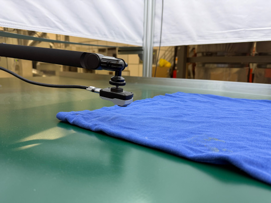 uEye XC Kamera - platziert über blauem T-Shirt - nimmt Nahaufnahme auf.