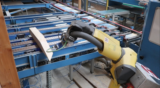 Scan eines vom Produktionssystem vor dem Roboter platzierten Balkens mit Schrägschnitt.