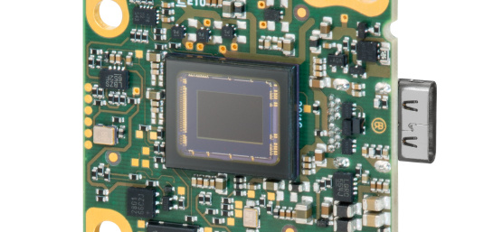 Kompakte Boardlevel-Industriekamera von IDS mit offenliegendem Bildsensor und USB-C-Anschluss